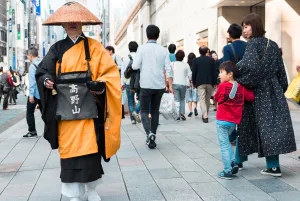 人混みの中の僧侶