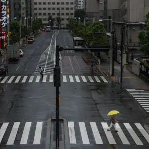 横断歩道の黄色い傘