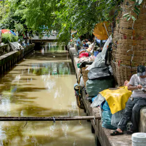 バンコクを流れる細い運河
