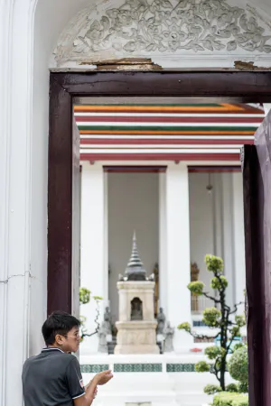 寺院の入口に立つ男
