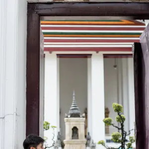 寺院の入口に立つ男