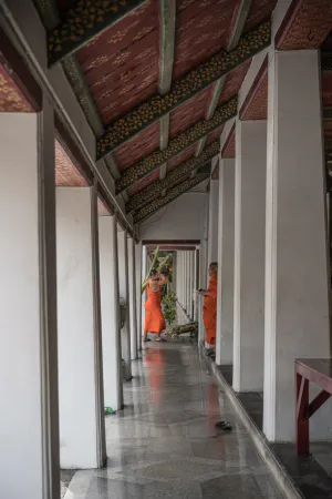 廊下の先に見えた僧侶