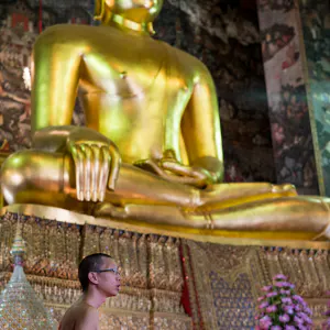 仏像の前の僧侶