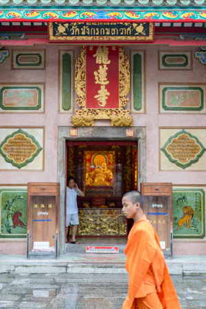 境内を歩く若い僧侶