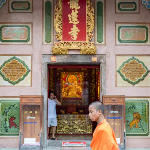 境内を歩く若い僧侶