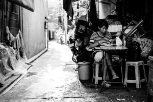 食事をする女