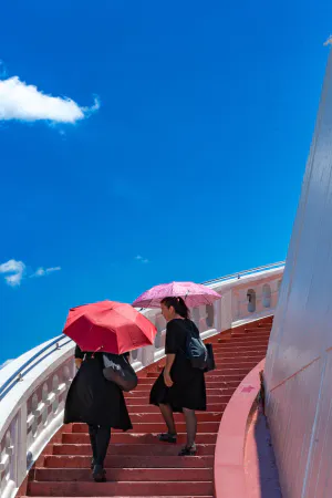ワット・サケットの赤い階段を登る二人の女性