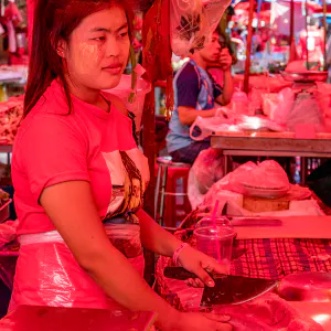 クーロントゥーイ市場の肉屋で働く女