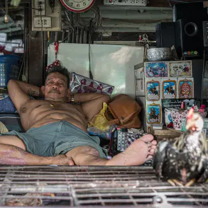 クロントゥーイ市場で仰向けに寝転がる男