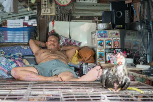 クロントゥーイ市場で仰向けに寝転がる男