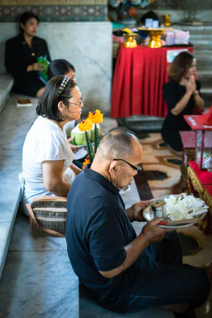 People praying in Lak Mueang