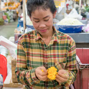 Woman making flowerage by hand