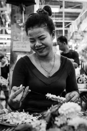 Woman making Phuang Malai