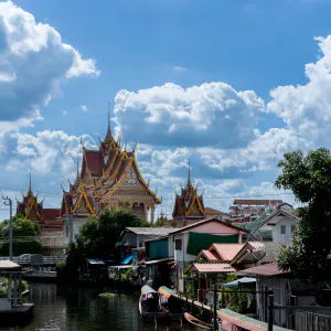運河の向こうに見える仏教寺院