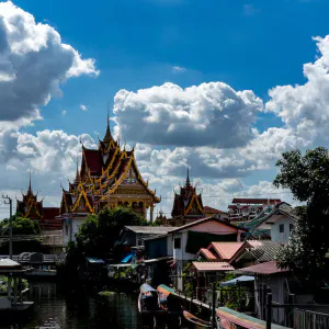運河の向こうに見える仏教寺院