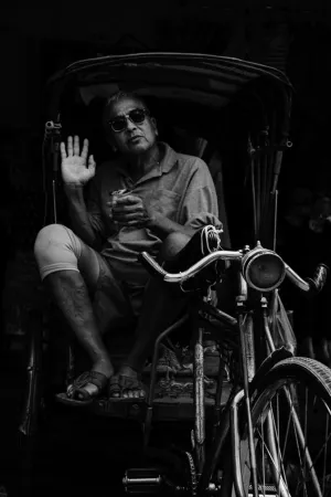自転車タクシーに乗っていたサングラスを掛けた男