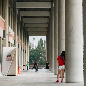 girl leaning against pillar of Sun Yat-sen Memorial Hall