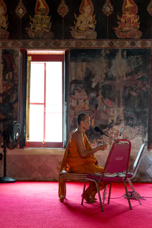 ひとりで読経する僧侶