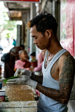 Kun seller with big tattoo