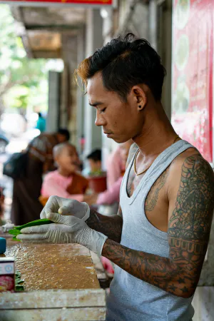 Kun seller with big tattoo