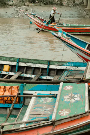 ヤンゴン川に係留されていた木製のボート
