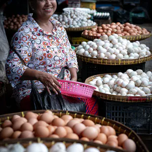 ダラの市場で卵を売っていた女性