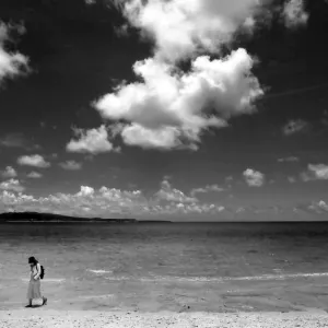 屋良浜を歩く女性