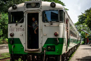 Train coming rolling in Phaya Lan Train Station