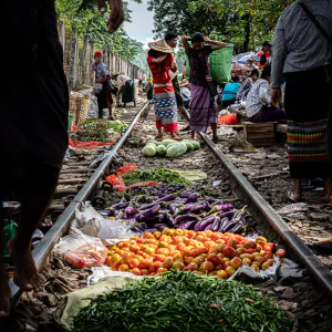 ダニンゴン駅で線路の上に並べられた野菜