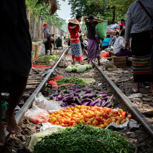 ダニンゴン駅で線路の上に並べられた野菜