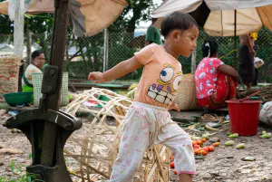 ダニンゴン駅で遊んでいた幼い男の子