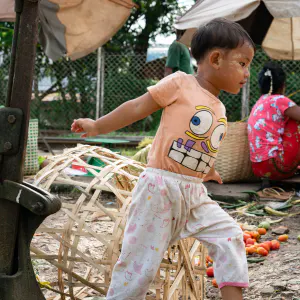 ダニンゴン駅で遊んでいた幼い男の子