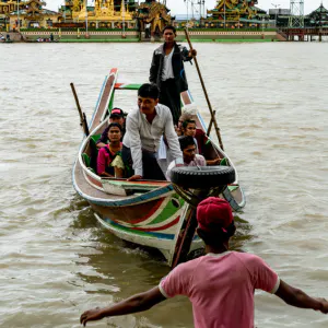 Boat connecting to Ye Le Pagoda