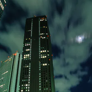 新宿の高層ビル群の間に見える月