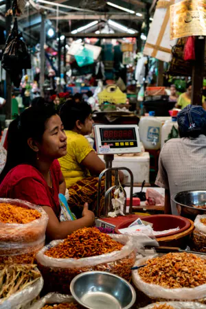 蝦米を売る女性
