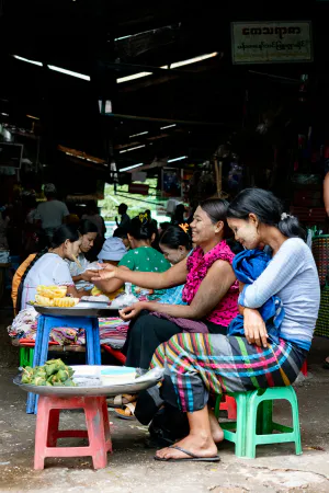 市場で粽を売る女性