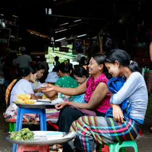 市場で粽を売る女性