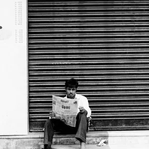 新聞を読む男