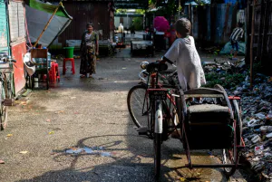 自転車タクシーの上に立つ子ども
