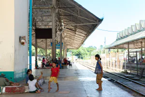 ヤンゴン中央駅のプラットホームで遊ぶ子どもたち