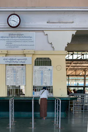ヤンゴン中央駅で切符を買う男