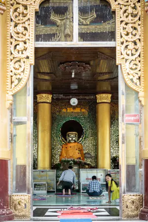 壁時計の下の仏像