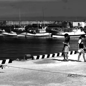 伊良部島の港で遊ぶ女の子