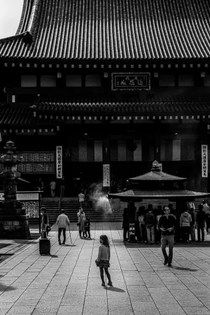 Little girl standing in front of the main hall of Kawasaki Daishi
