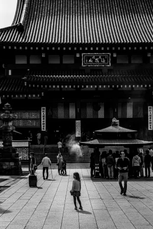 川崎大師の大本堂の前に立つ幼い女の子