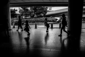 通路を歩くシルエットたち