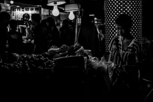 臨江街夜市で果物を販売していた老婆