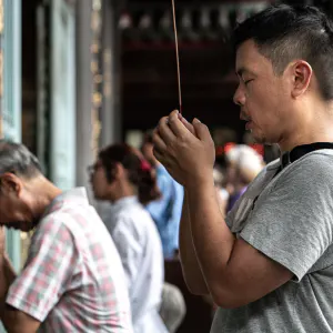 People praying in Lungshan Temple