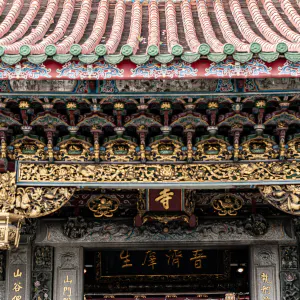 装飾が施された龍山寺の正面