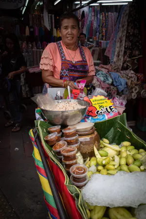 サンペーン市場で売り歩く女性の行商人